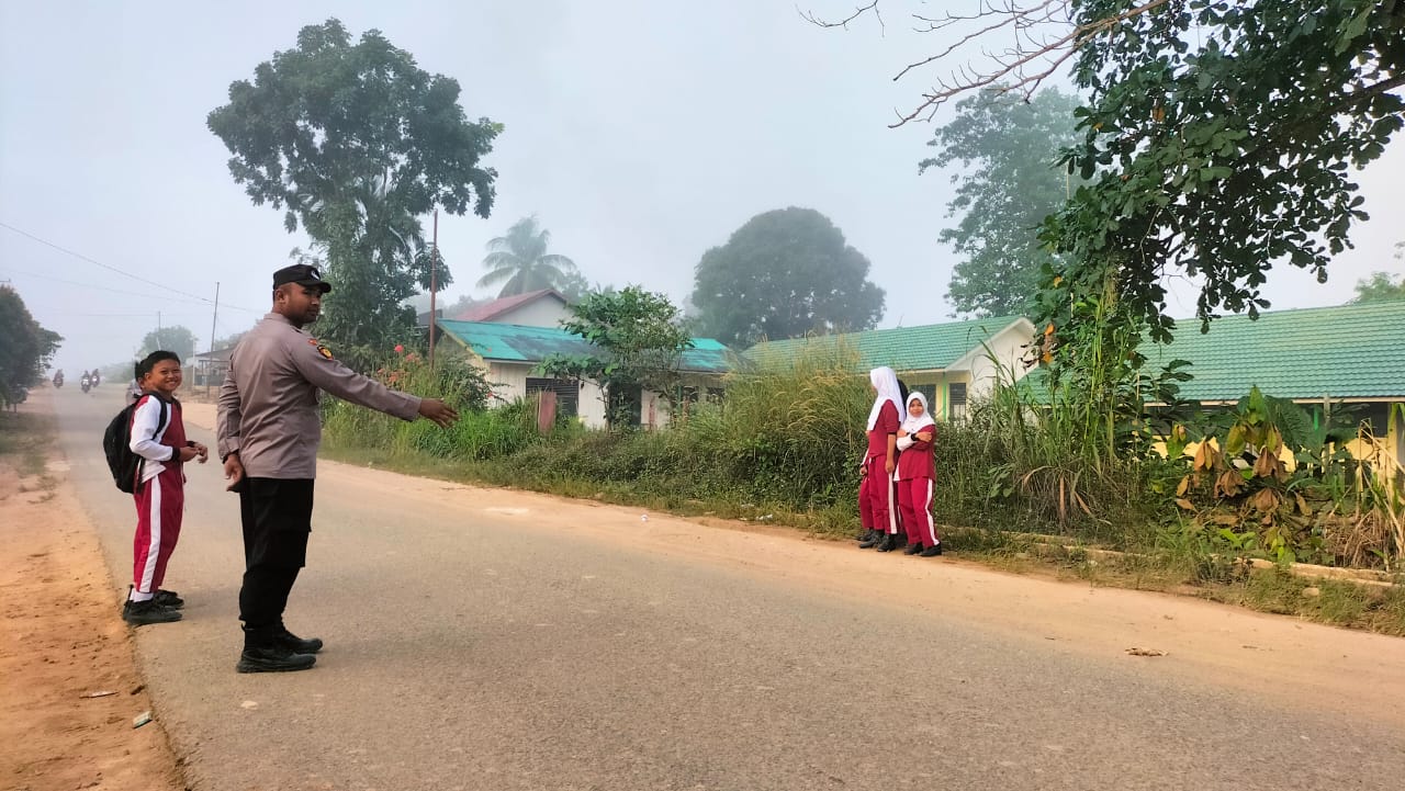 Rutin Pagi Hari, Polsek Rantau Pulung Tegakkan Ketertiban di Depan SMPN 1